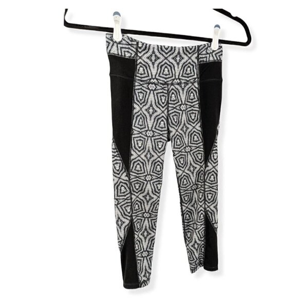Athleta Pants - Athleta Capri Leggings Sz Small Geometric Print Chaturanga Yoga Black Gray